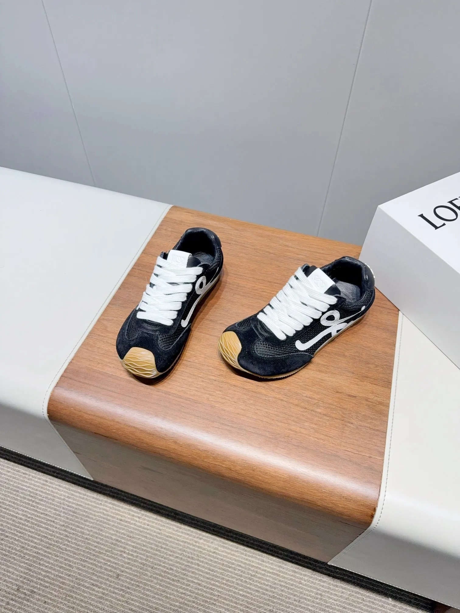 👟👟Ex-factory price 560👟👟 Loewe LOEW- 2025 mesh moral training shoes Super awesome Asymmetric toe shape, as LOEWE's signature design Super soft, lightweight and flexible sole, new wave texture rubber outsole, extending to the toe, upgraded soft leather lining and footbed to provide maximum comfort, 3D injection molded rubber LOEWE logo on the heel Fully open mold matching material Size: 35-40 (custom-made for 40 women, non-refundable)